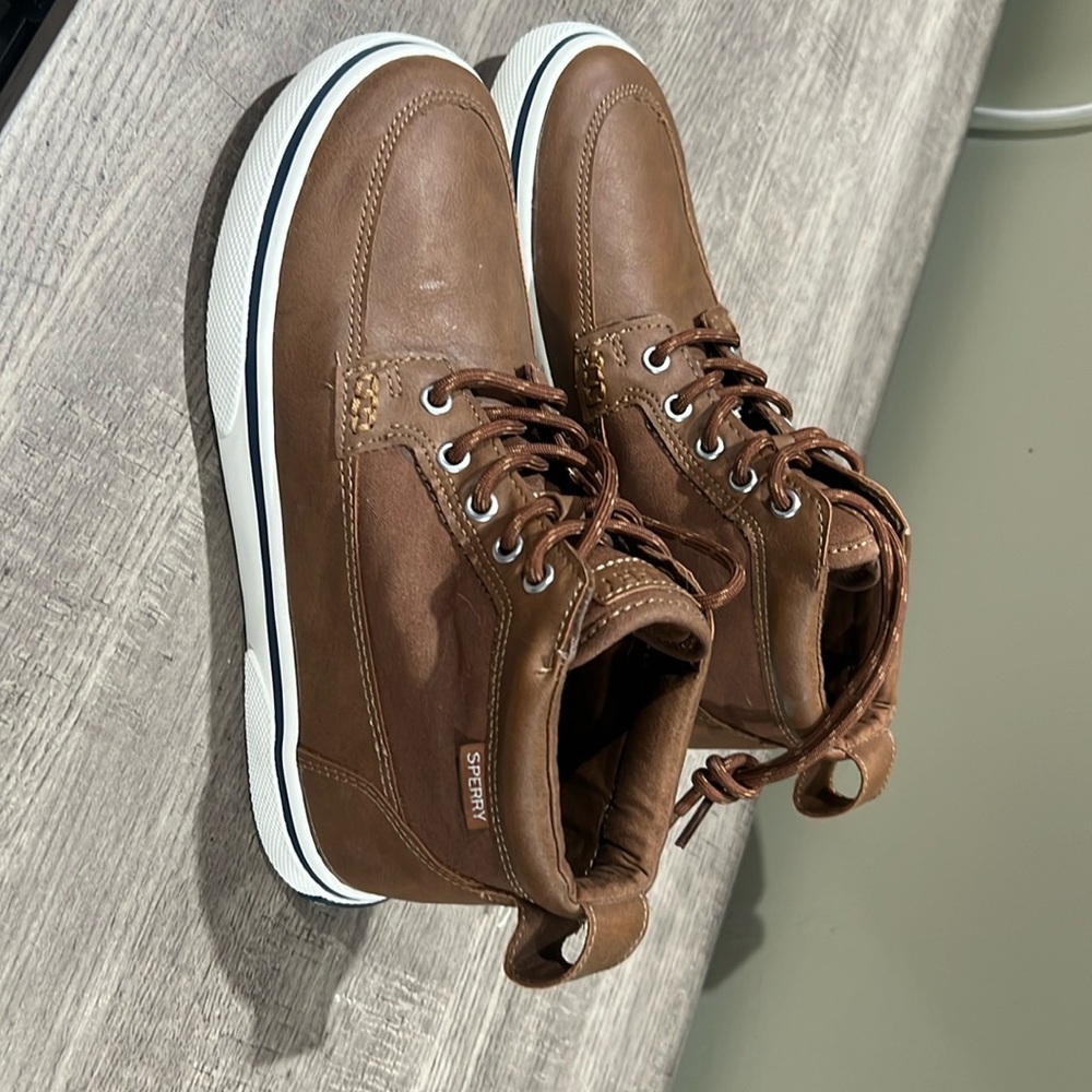 Boys Sperry low top boot.